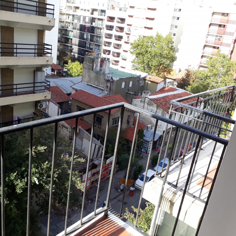 Depto 2 amb. con balcon a la calle zona Paseo Aldrey