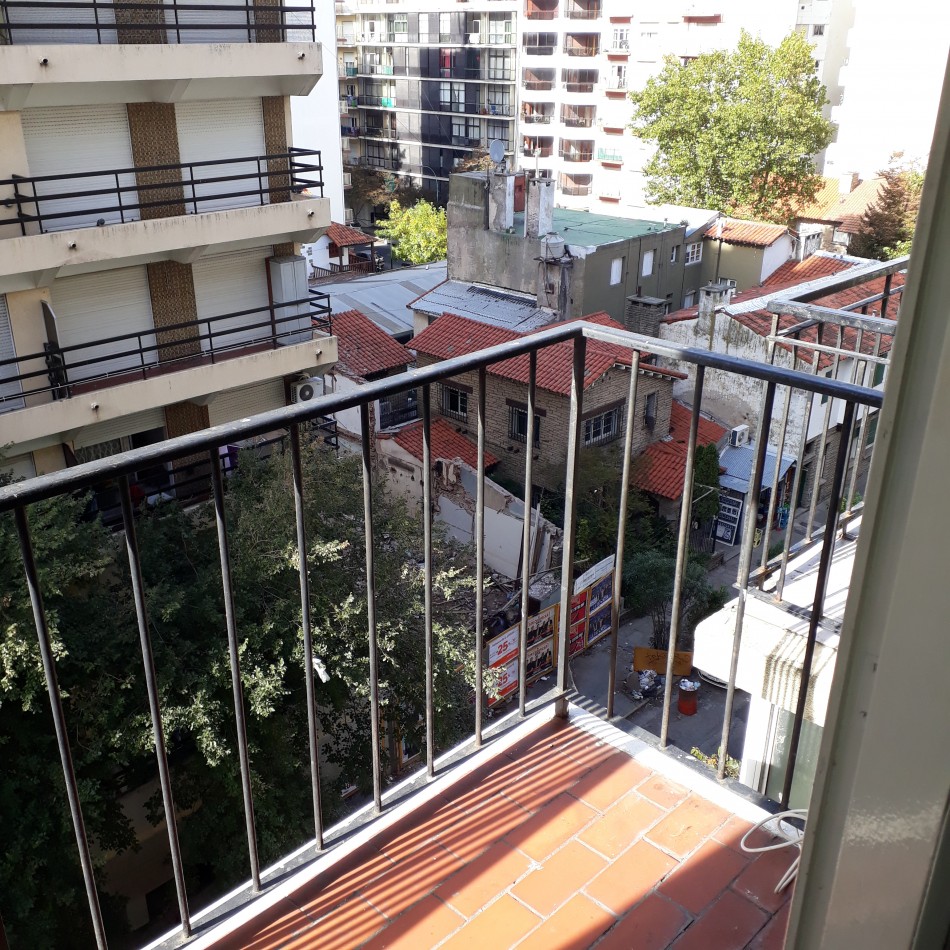 Depto 2 amb. con balcon a la calle zona Paseo Aldrey