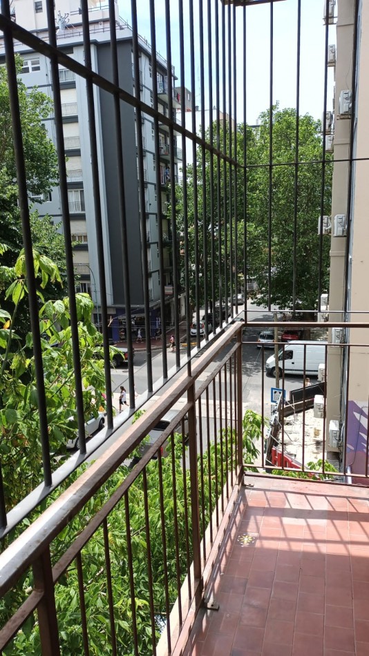 Depto 2 amb. Con balcon a la calle. Zona Paseo Aldrey 