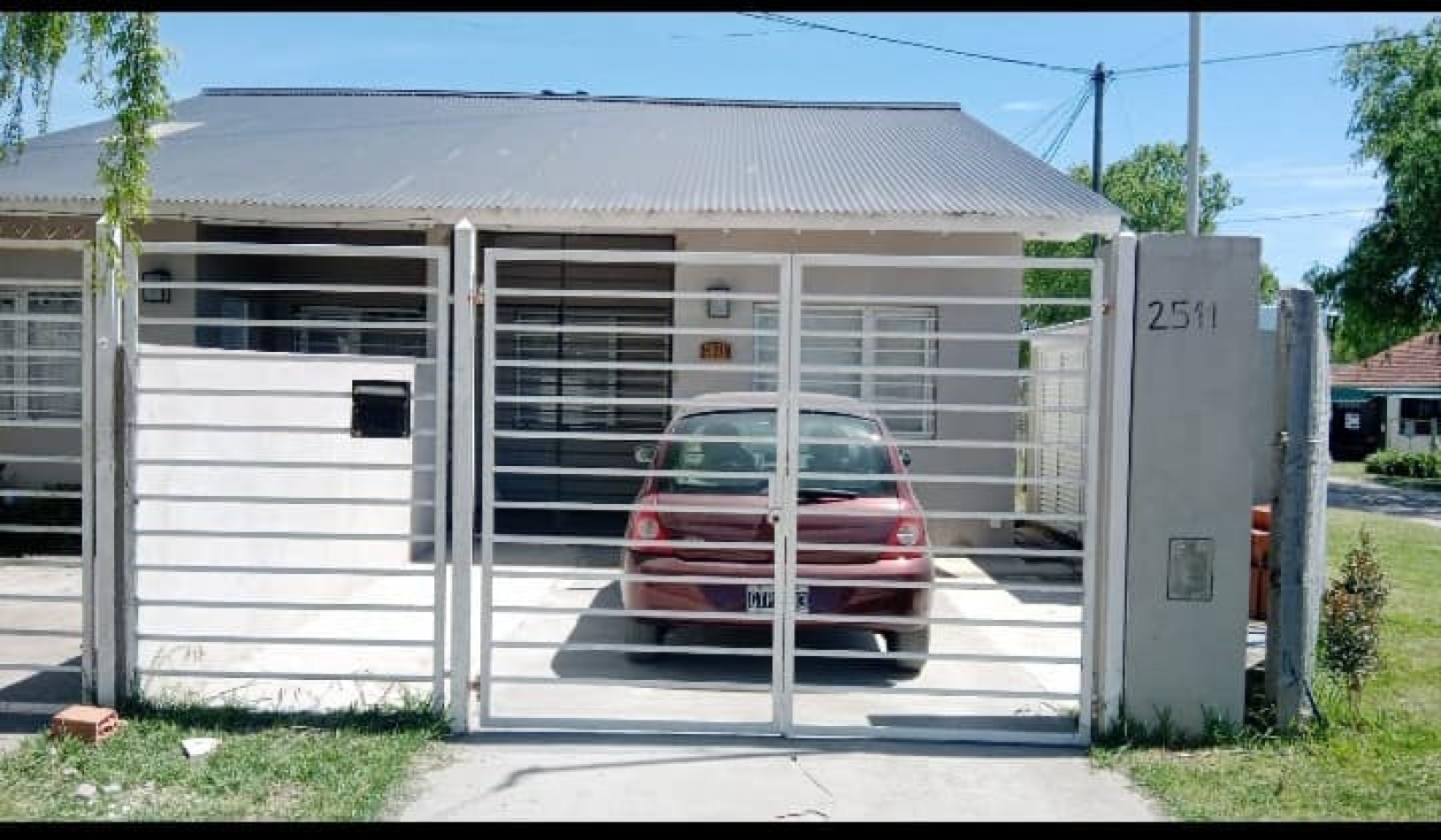 Duplex de 4 ambientes con entrada para 2 autos y patio con parrilla. Excelente estado. Z/Sicilia y Vucetich