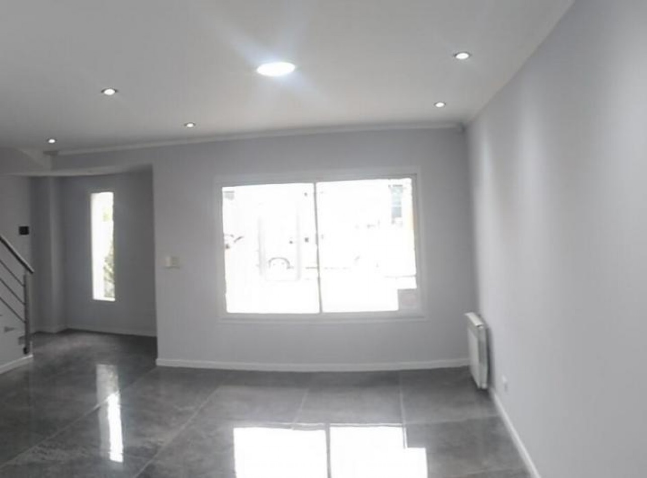 DUPLEX 4 AMB DE CATEGORIA CON TROTADORA PARA AUTO, PATIO Y PARRILLA EN COLINAS P. RAMOS