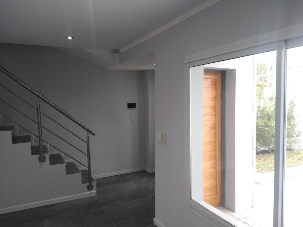 DUPLEX 4 AMB DE CATEGORIA CON TROTADORA PARA AUTO, PATIO Y PARRILLA EN COLINAS P. RAMOS