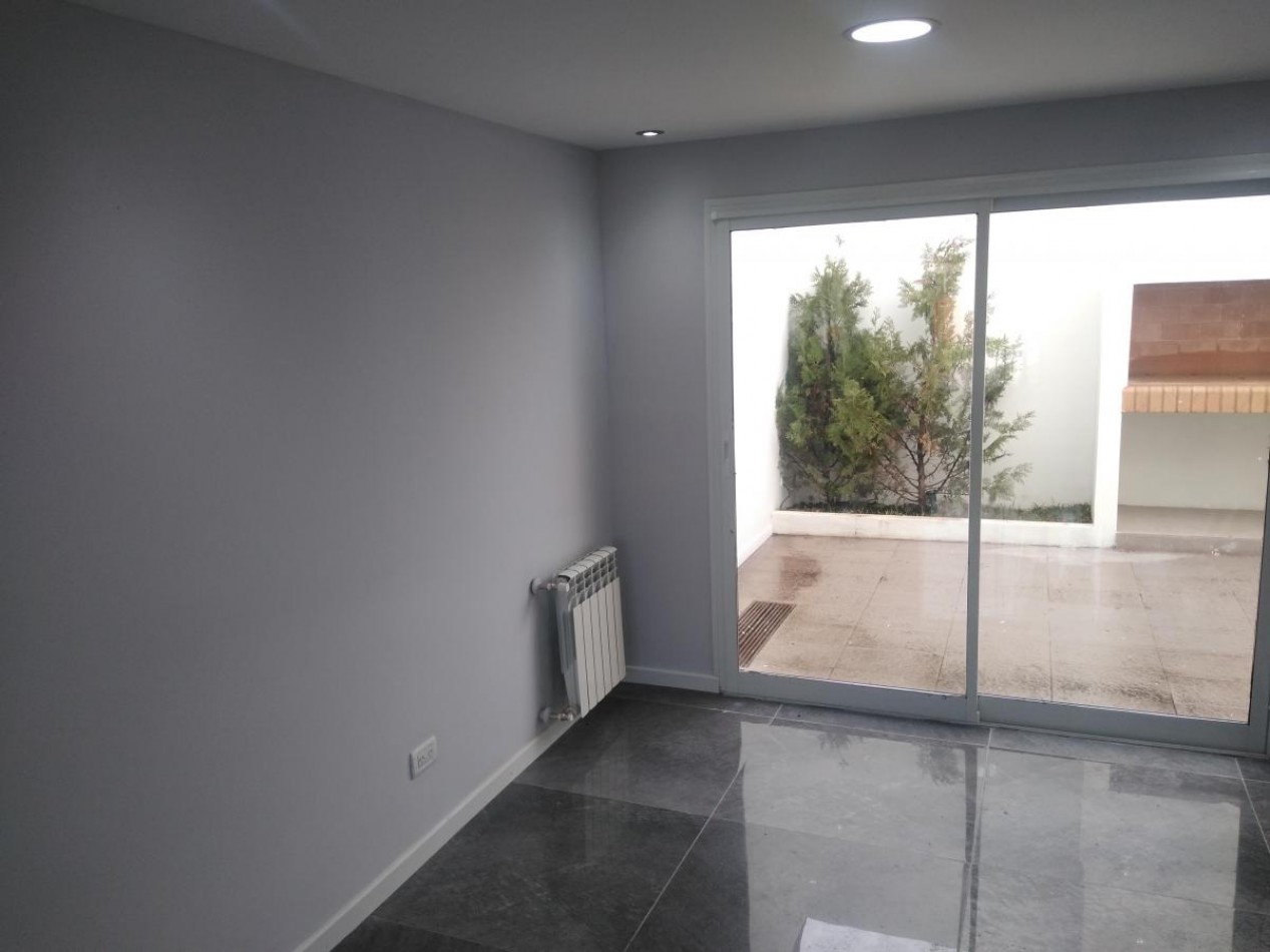 DUPLEX 4 AMB DE CATEGORIA CON TROTADORA PARA AUTO, PATIO Y PARRILLA EN COLINAS P. RAMOS