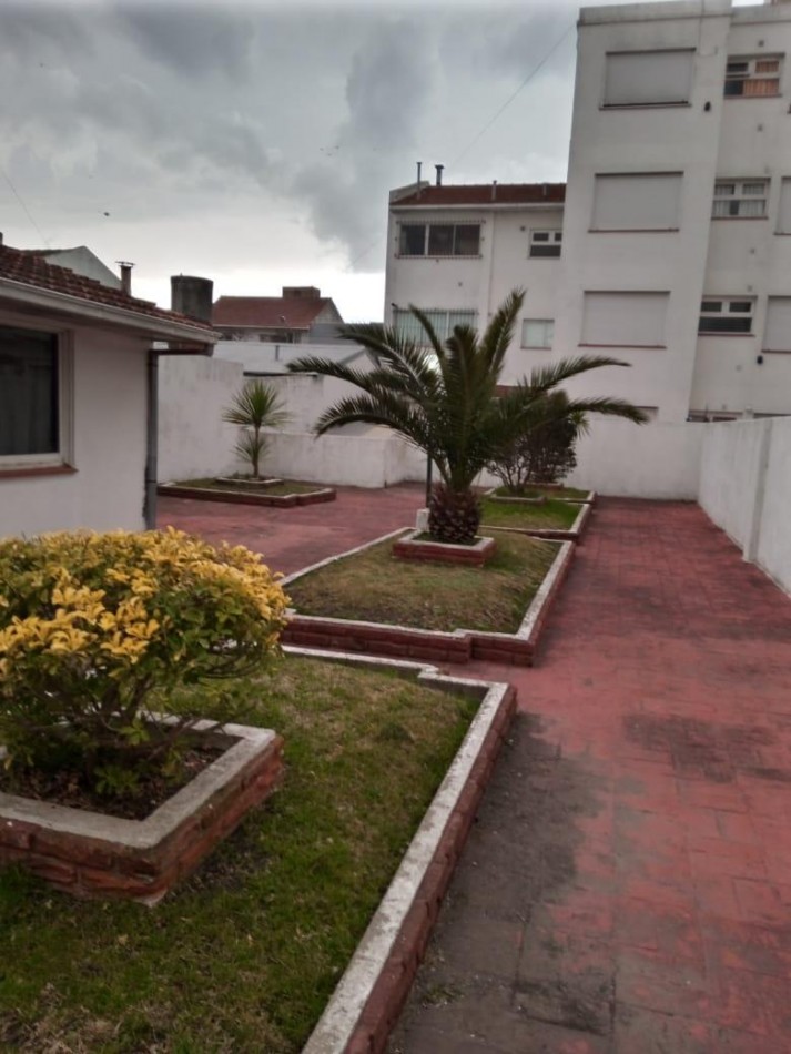 Departamento de 3 Ambientes Al Frente con Balcon, Cochera y Baulera En La Perla