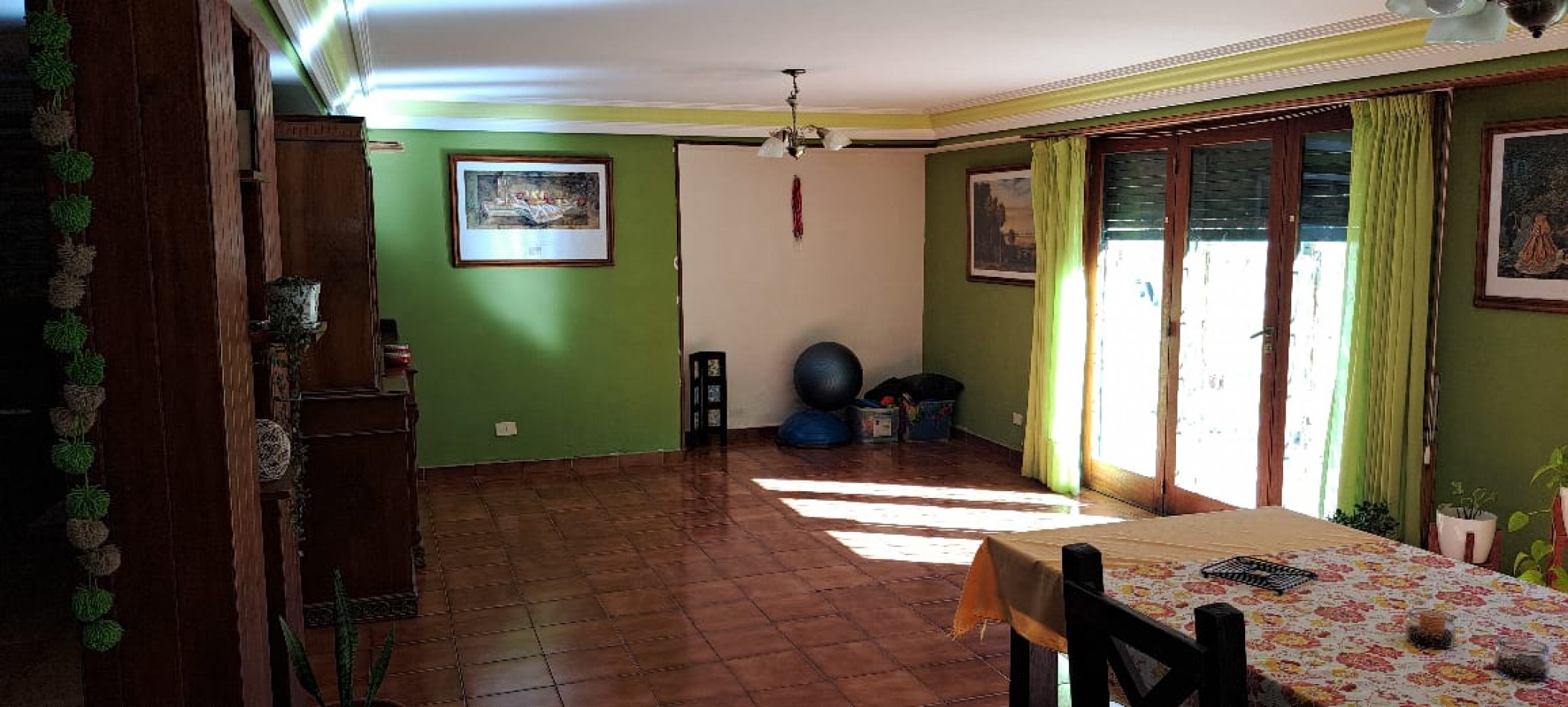 CASA QUINTA DE 6 AMBIENTES SOBRE UNA SUPERFICIE DE 1 HECTAREA DE PARQUE