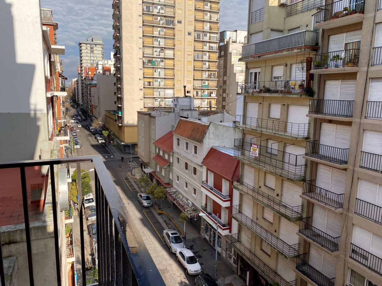 DEPARTAMENTO 1 AMBIENTE CON BALCON A LA CALLE, A POCOS MTS. DE LA PLAYA EN PLAZA COLON