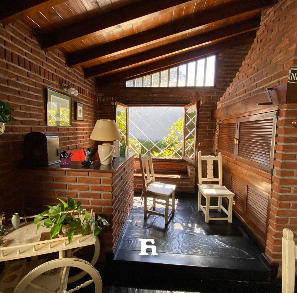 Chalet  5 Amb Parque y Quincho - Impecable Estado